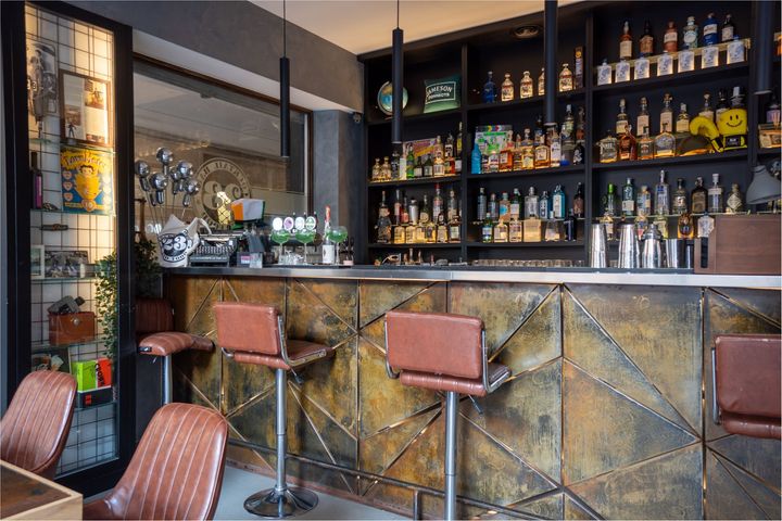 Un ristorante con tavoli e sedie e una vetrina con prodotti alimentari.