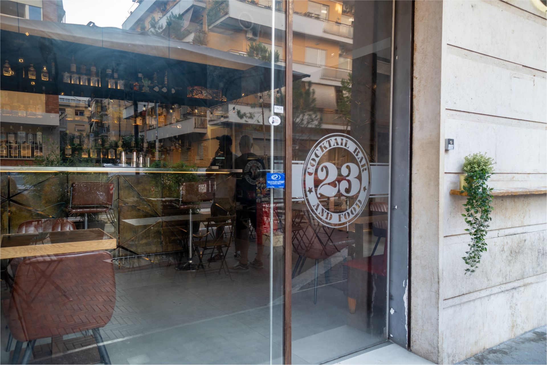Una vetrina piena di ciambelle e pasticcini in una panetteria.