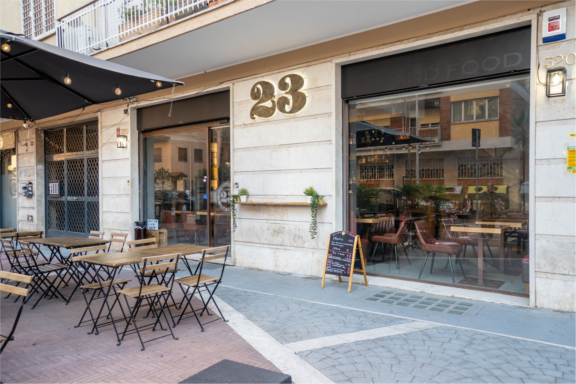 Un ristorante con tavoli e sedie e una vetrina con prodotti alimentari.