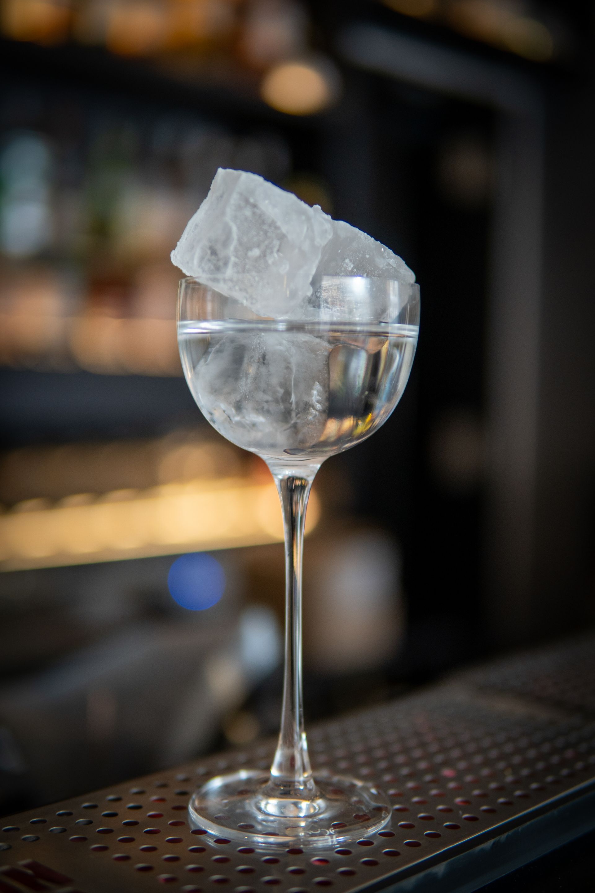 Un ristorante con tavoli e sedie e un bar sullo sfondo.