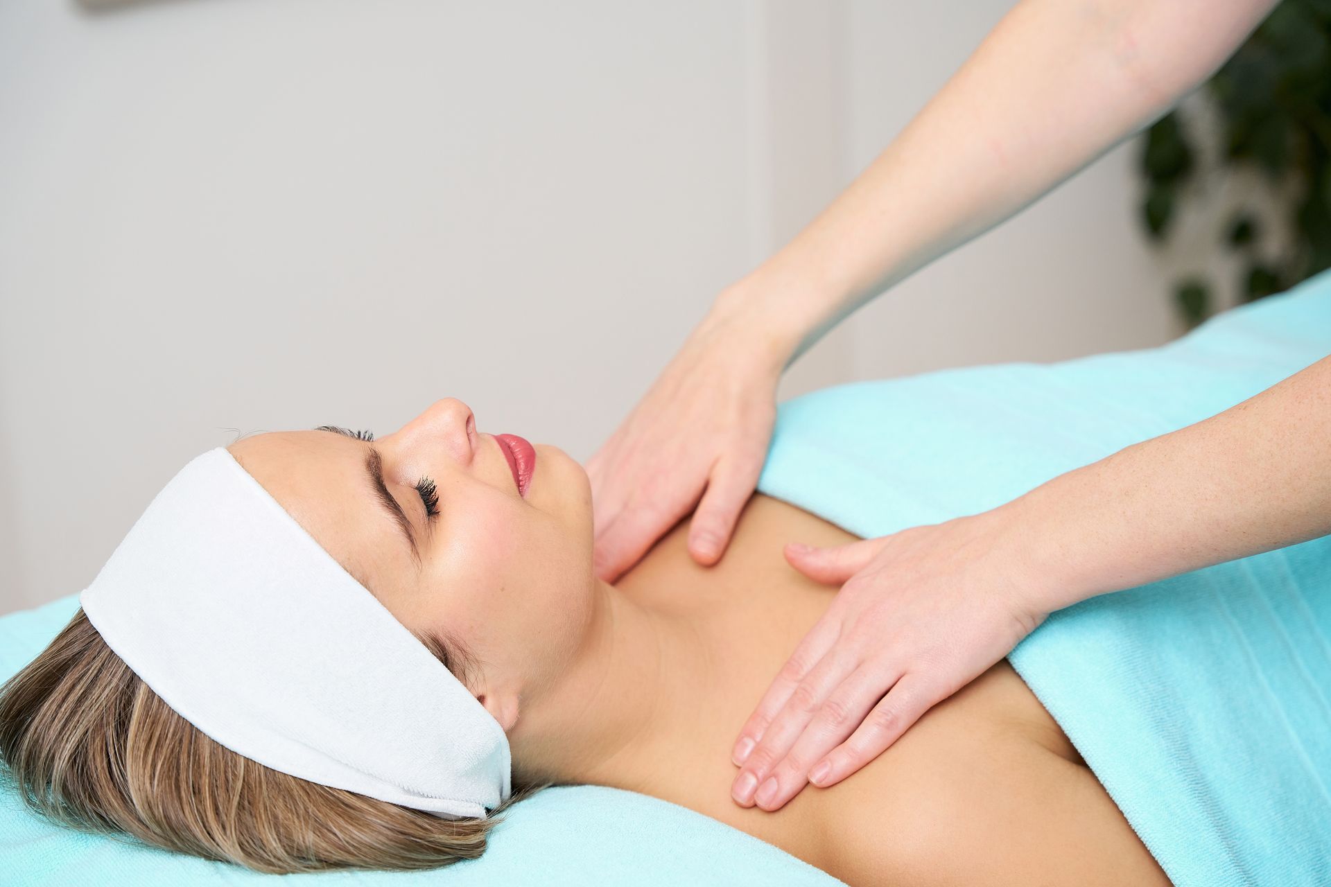 Eine Frau erhält eine Kosmetische Behandlung bei art cosmetics.