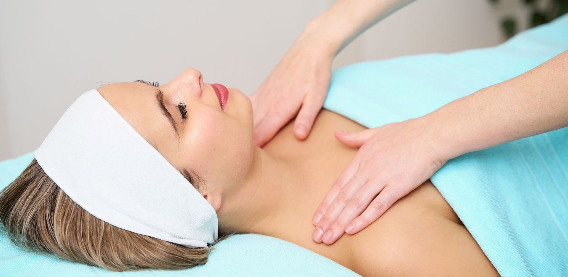 liegenden Person mit weissem Stirnband und schöner sanften Haut, liegt bei einer Kosmetikerin.