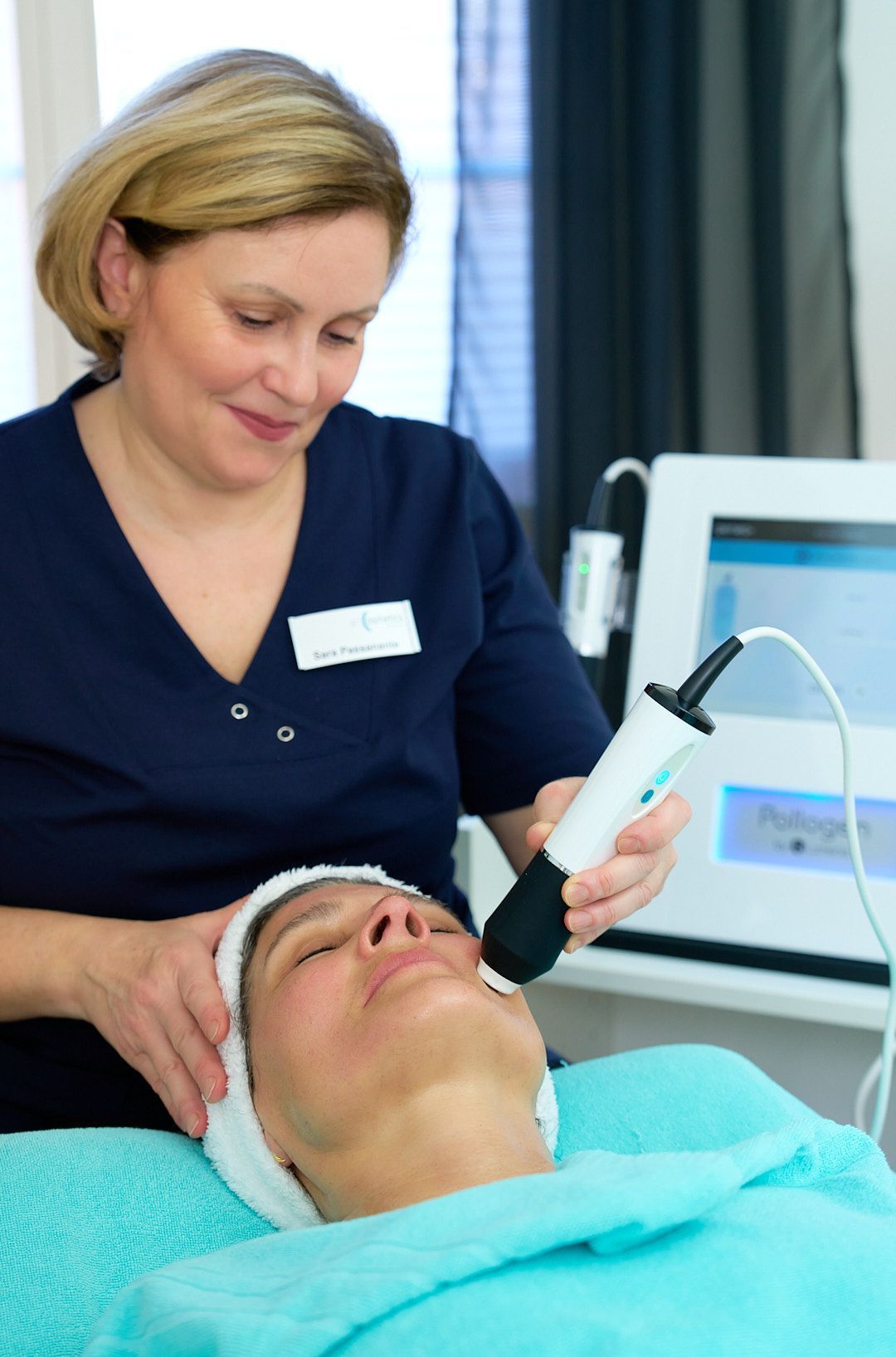 Eine Kosmetikerin wendet die Geneo Gesichtsbehandlung bei einer Kundin an.