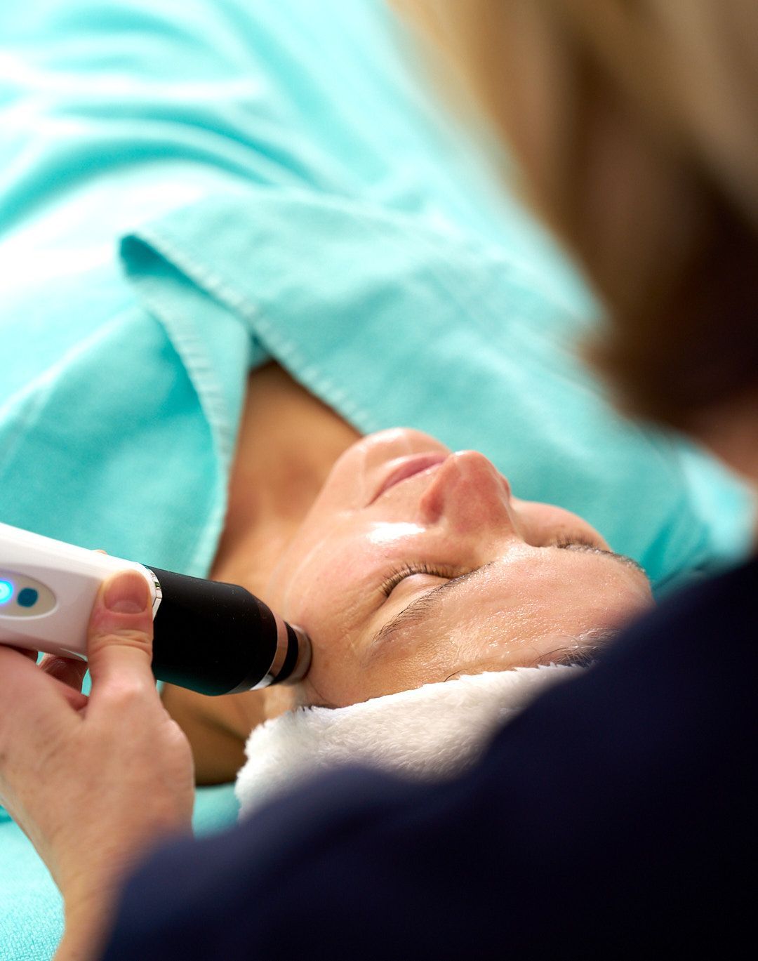 Eine Frau bekommt eine Gesichtsbehandlung
