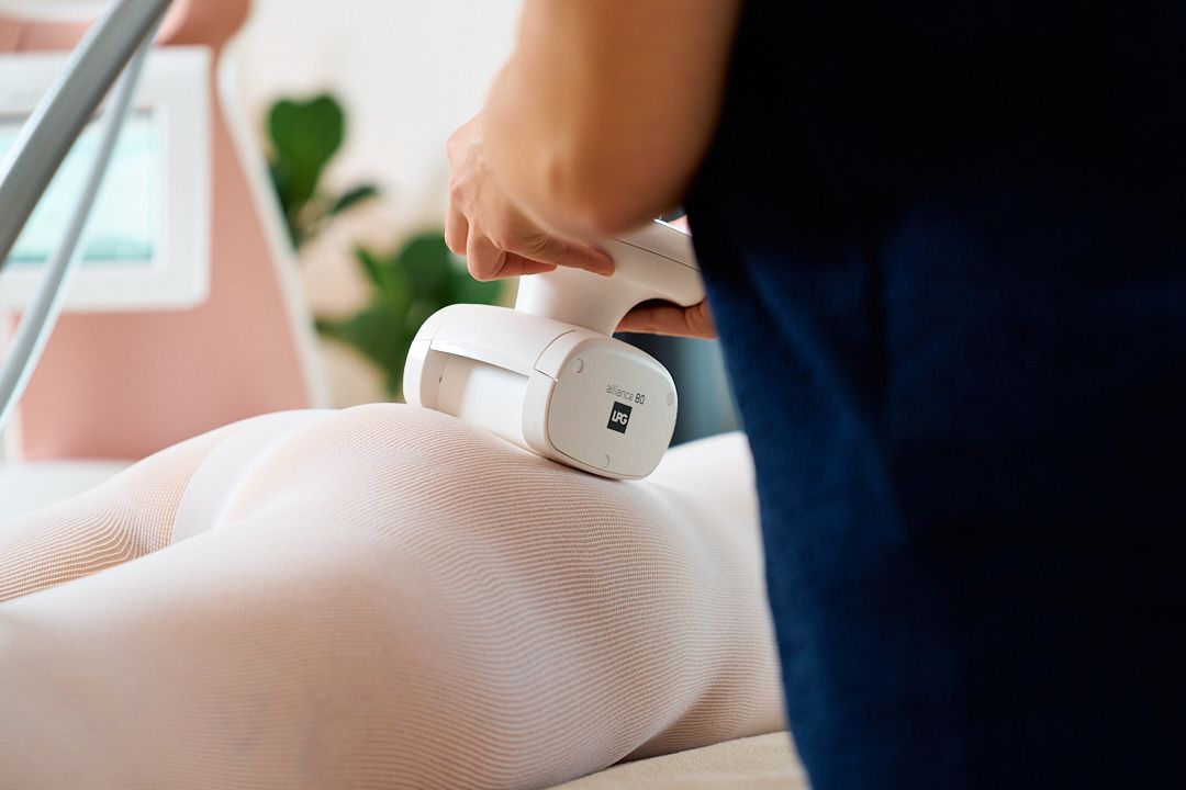 Eine Frau bekommt eine LPG Endermologie Behandlung