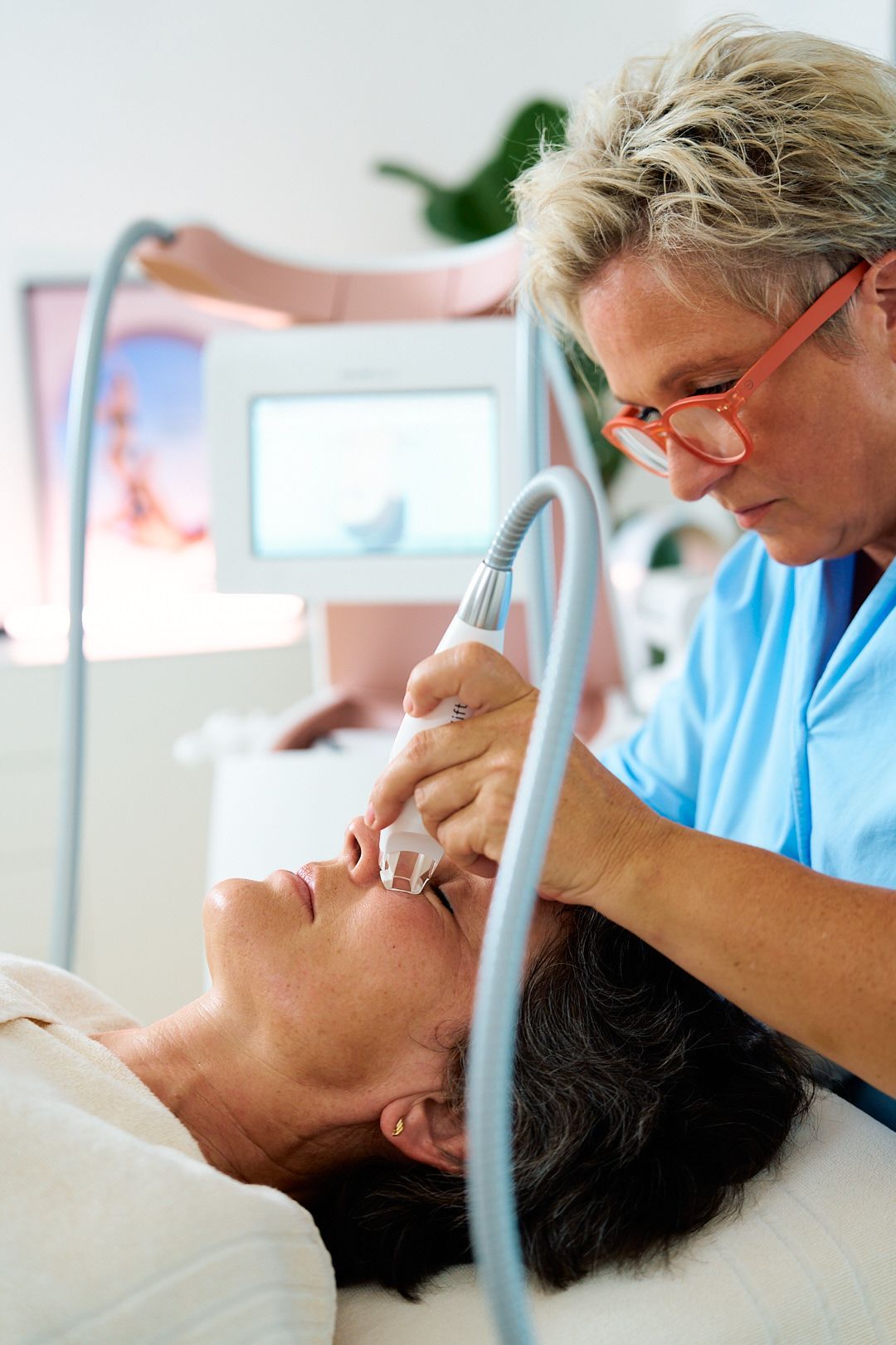 Eine Frau bekommt in einem Schönheitssalon eine Gesichtsbehandlung mit LPG Endermologie