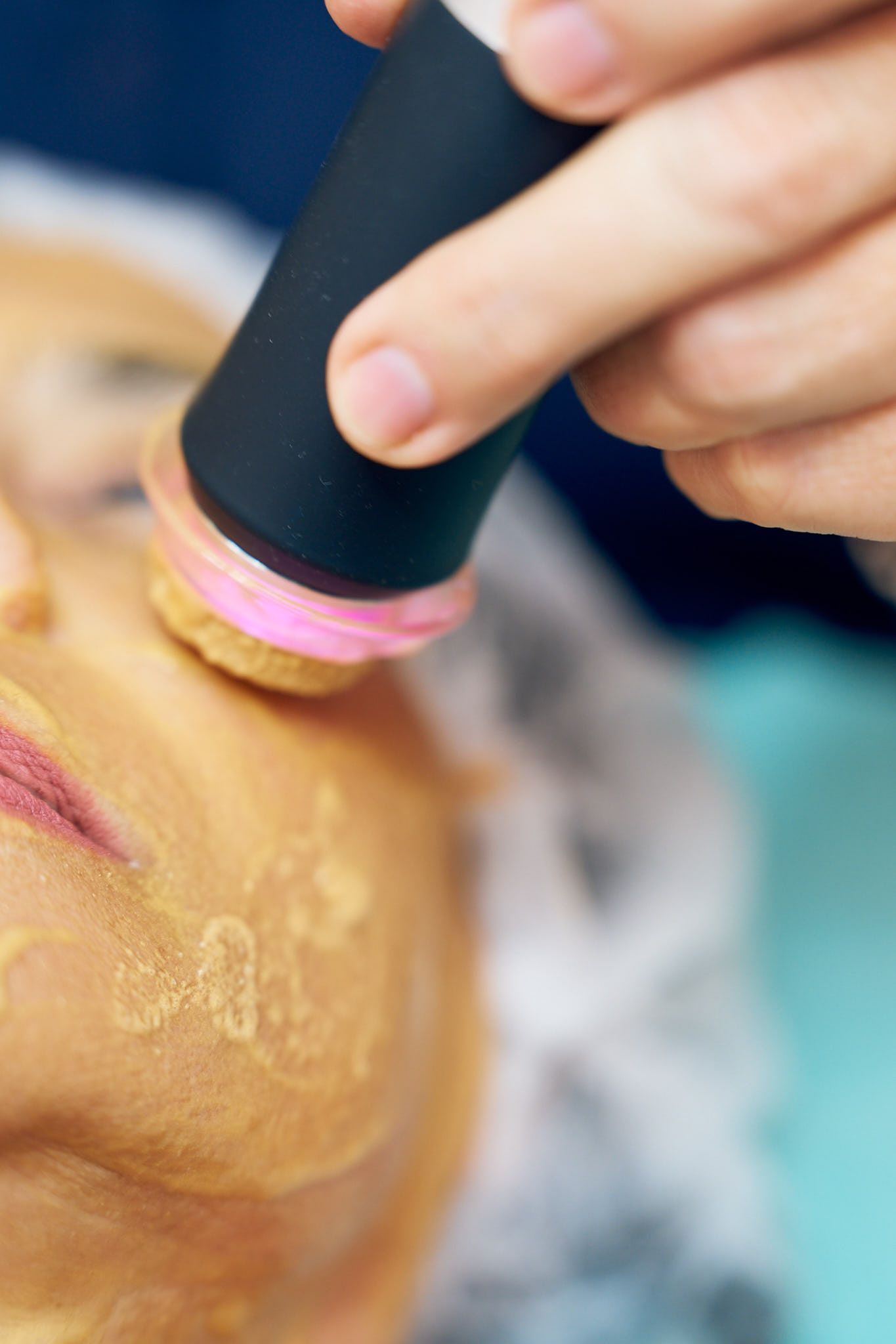 Eine Frau bekommt eine Gesichtsbehandlung