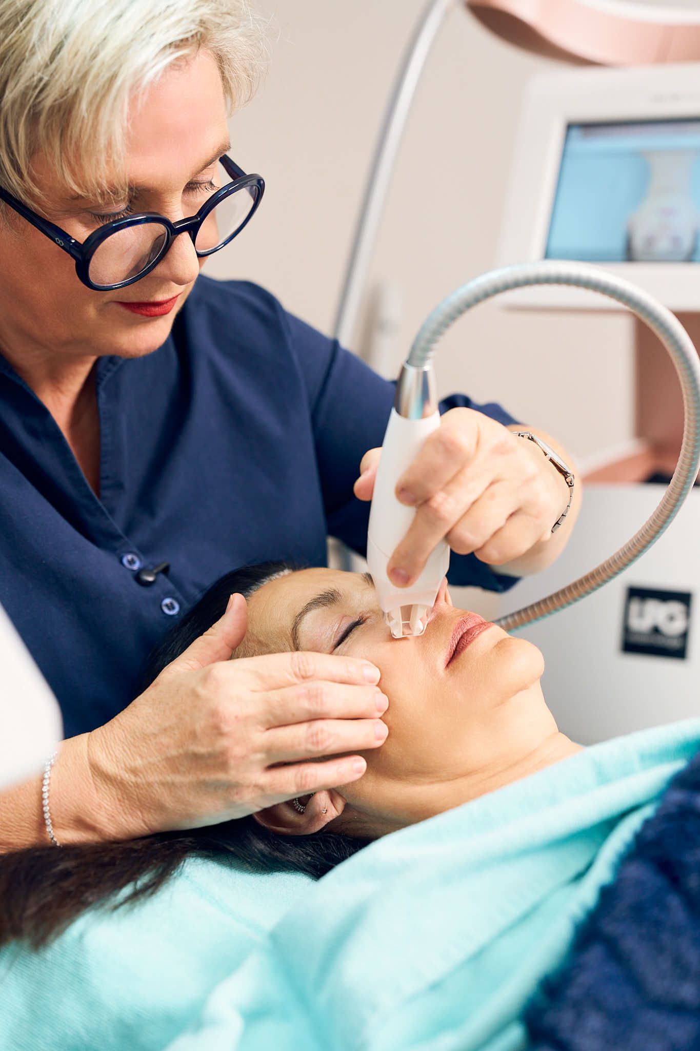 Eine Frau bekommt eine LPG Endermologie Behandlung