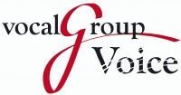 Logo voor de zanggroep Voice. Zwarte tekst: vocal, Voice en group. Grote, gestileerde rode 