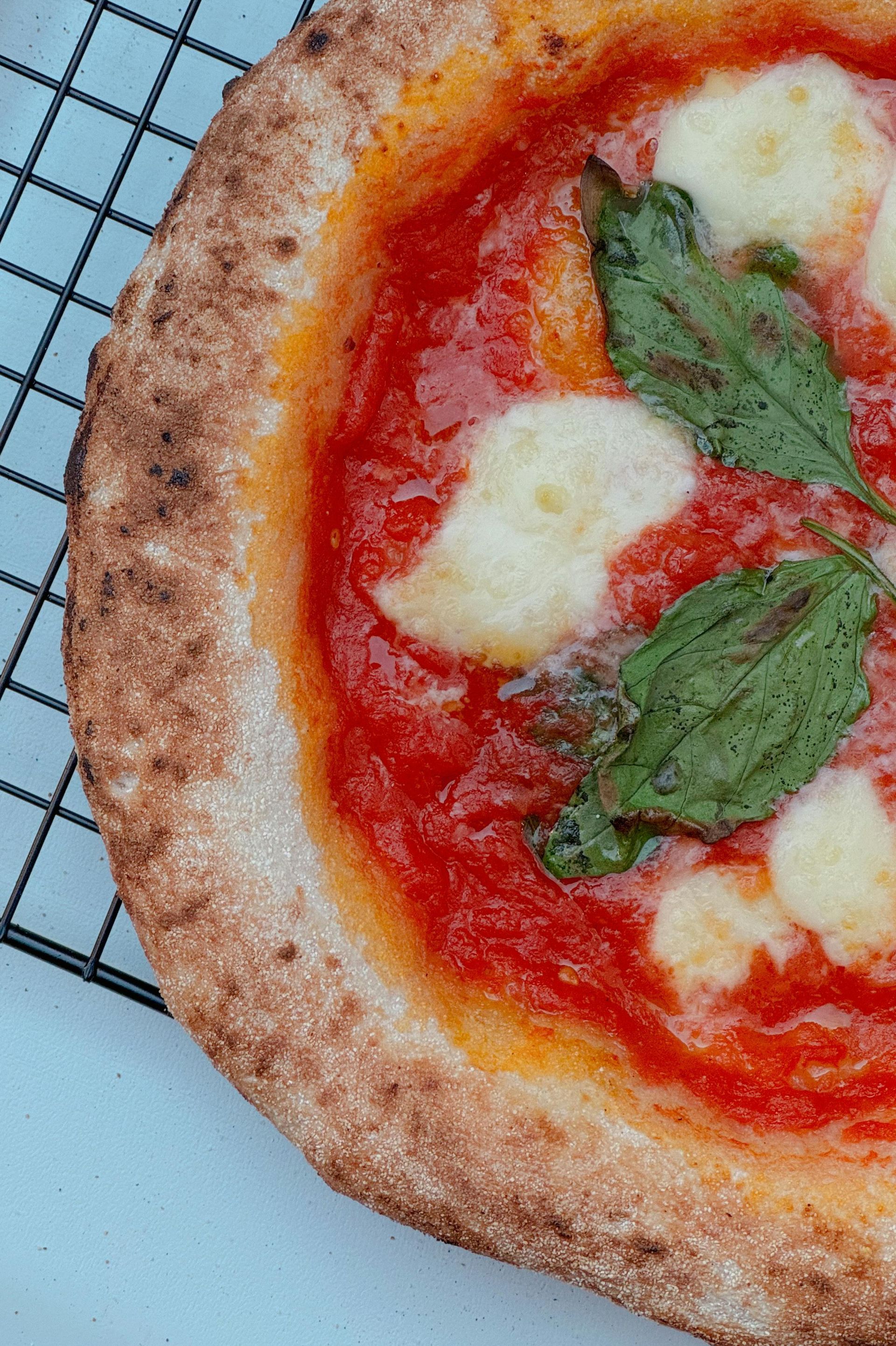 Tavola preparata con piatti siciliani autentici e speziature locali.