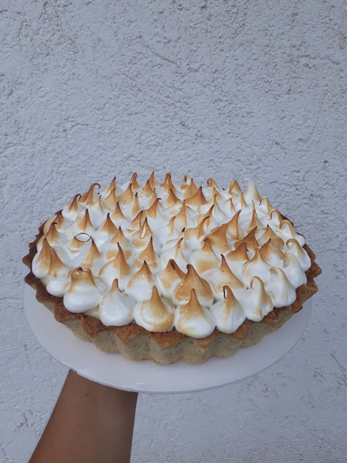 Un pastel con fresas, frambuesas, moras y crema batida encima.