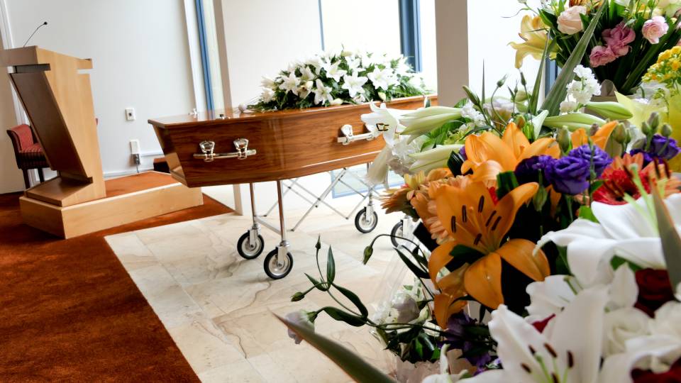 Cercueil avec composition florale
