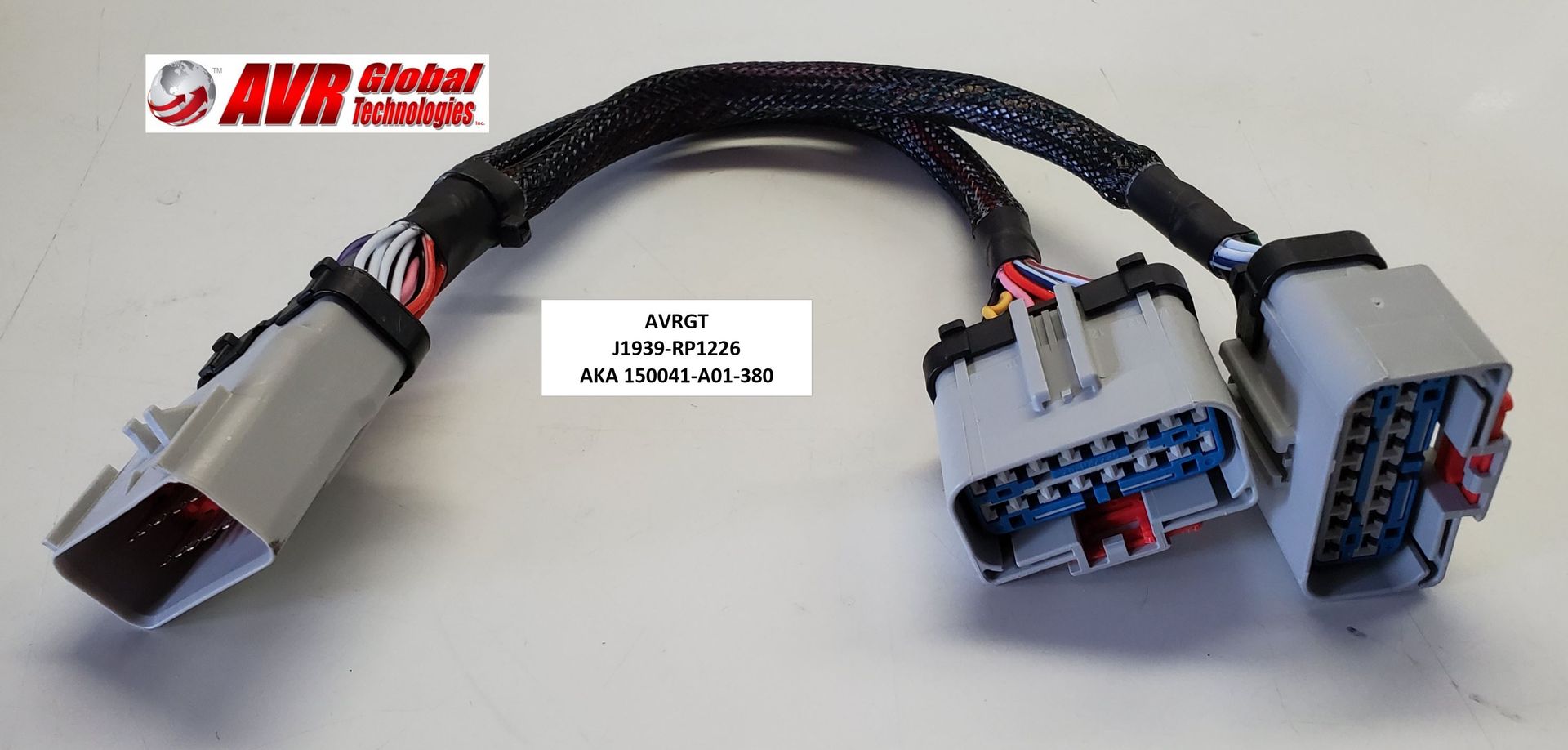 A cable with connectors and a label that says avr global transport