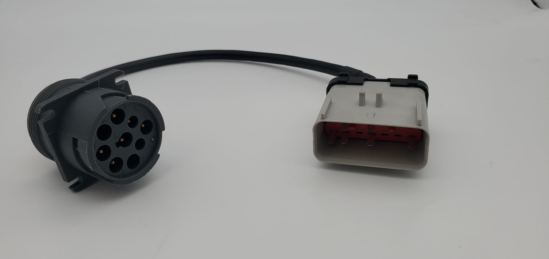 A close up of a connector on a white surface.