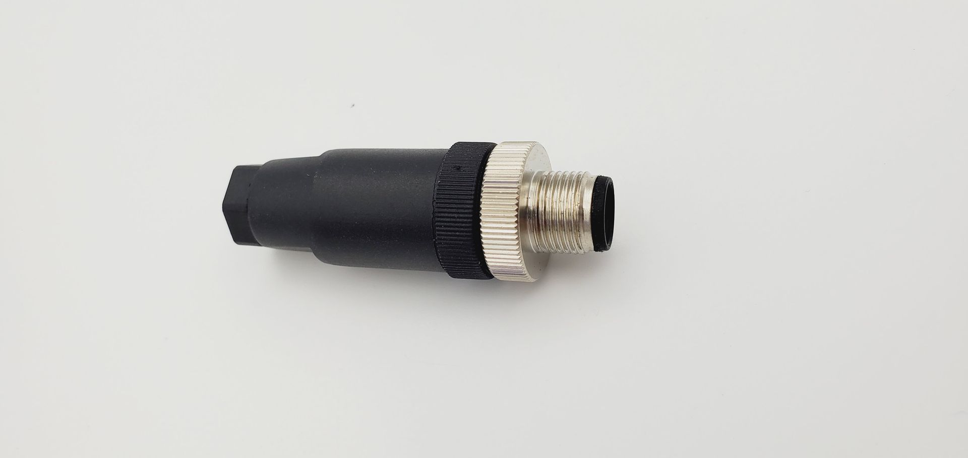 A close up of a connector on a white surface.