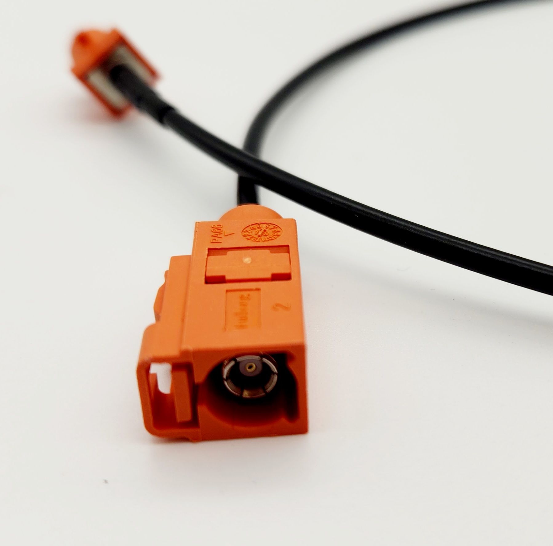 A close up of an orange connector with the letter e on it