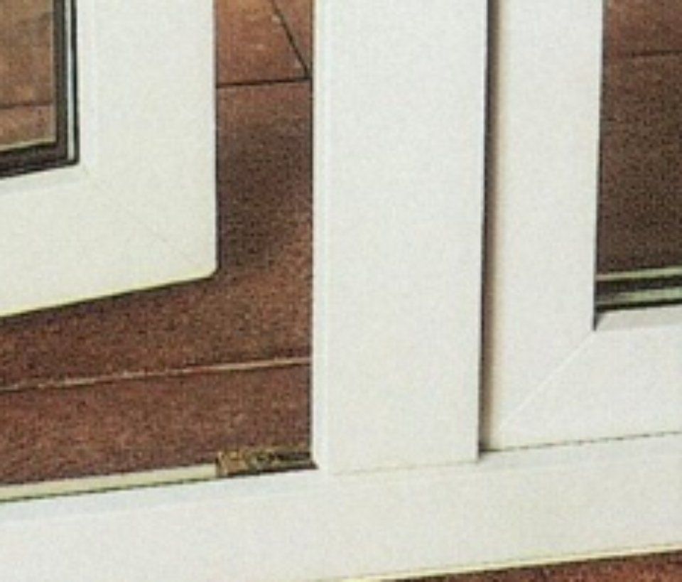 Soglia con telaio in PVC per portafinestra.