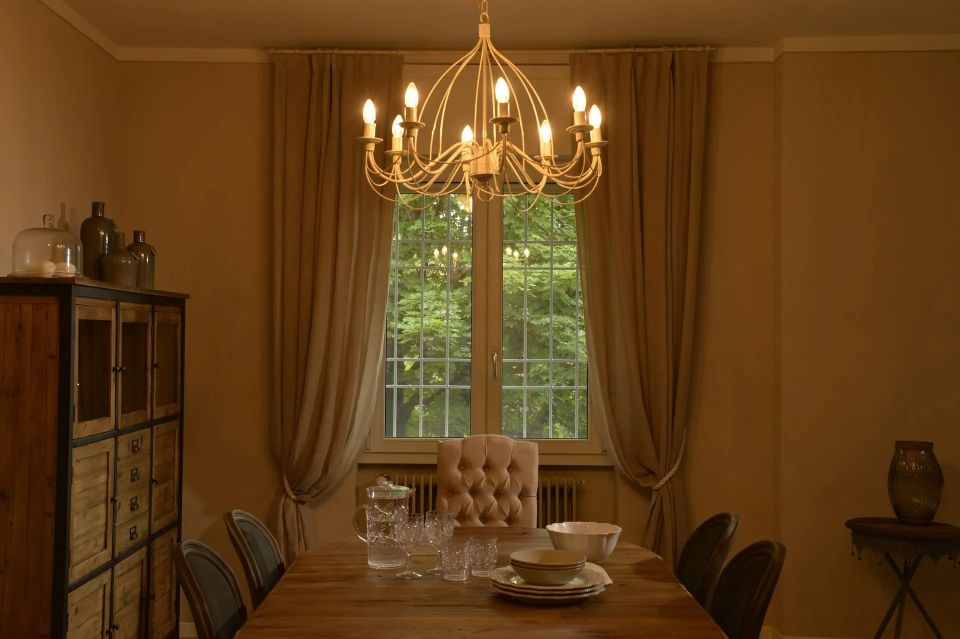 Sala da pranzo con lampadario