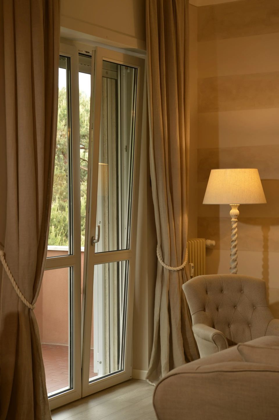 Tende  bianche su portafinestra