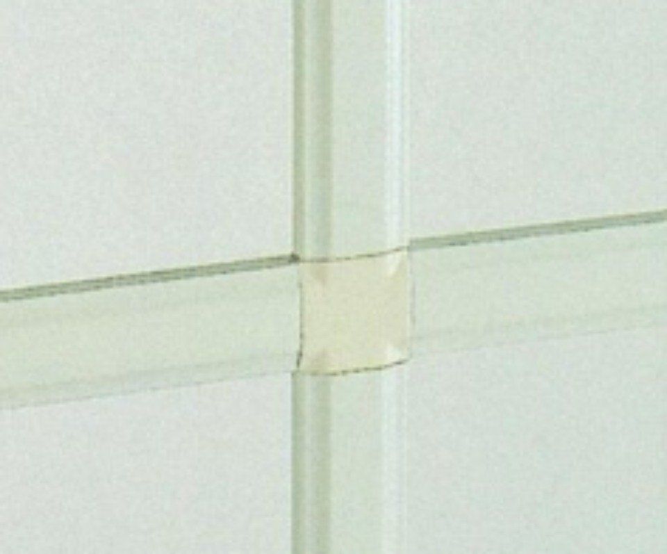 Inglesine interno vetro in alluminio laccato.