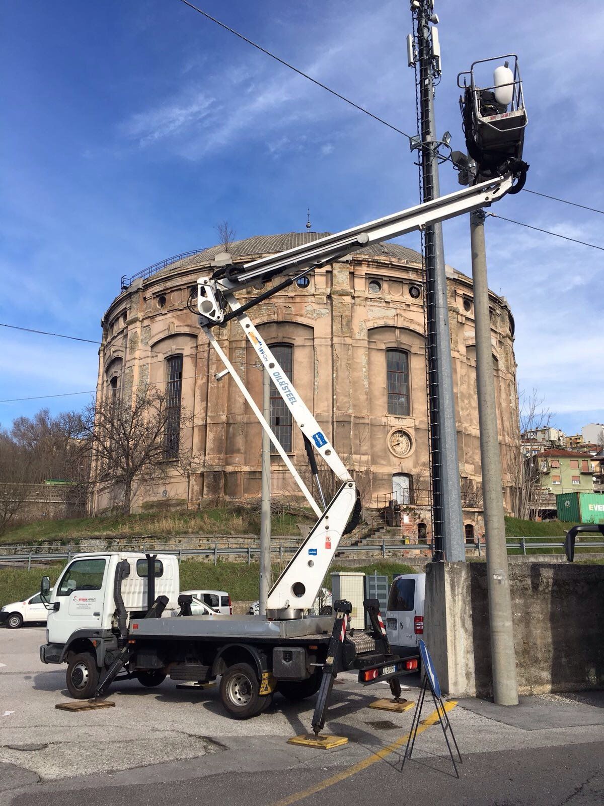 Operai all'opera su un antenna TV