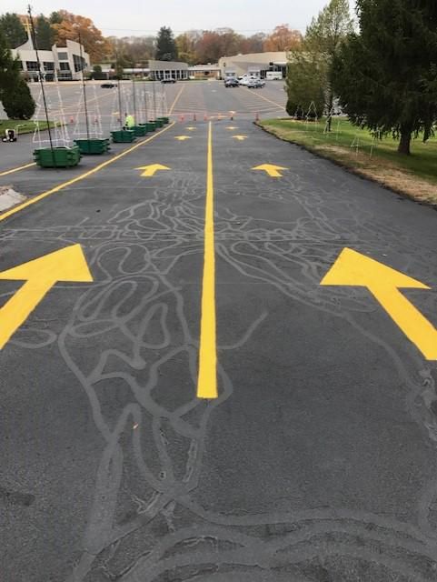 A road with yellow arrows pointing in opposite directions