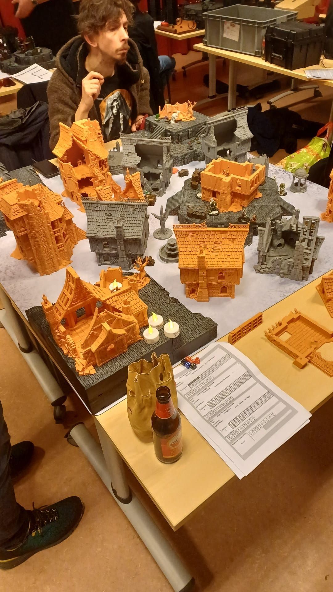 Het terrein is nog niet afgeschilderd, maar dit weerhoud onze spelers niet om elkaar uit te dagen in Mordheim.