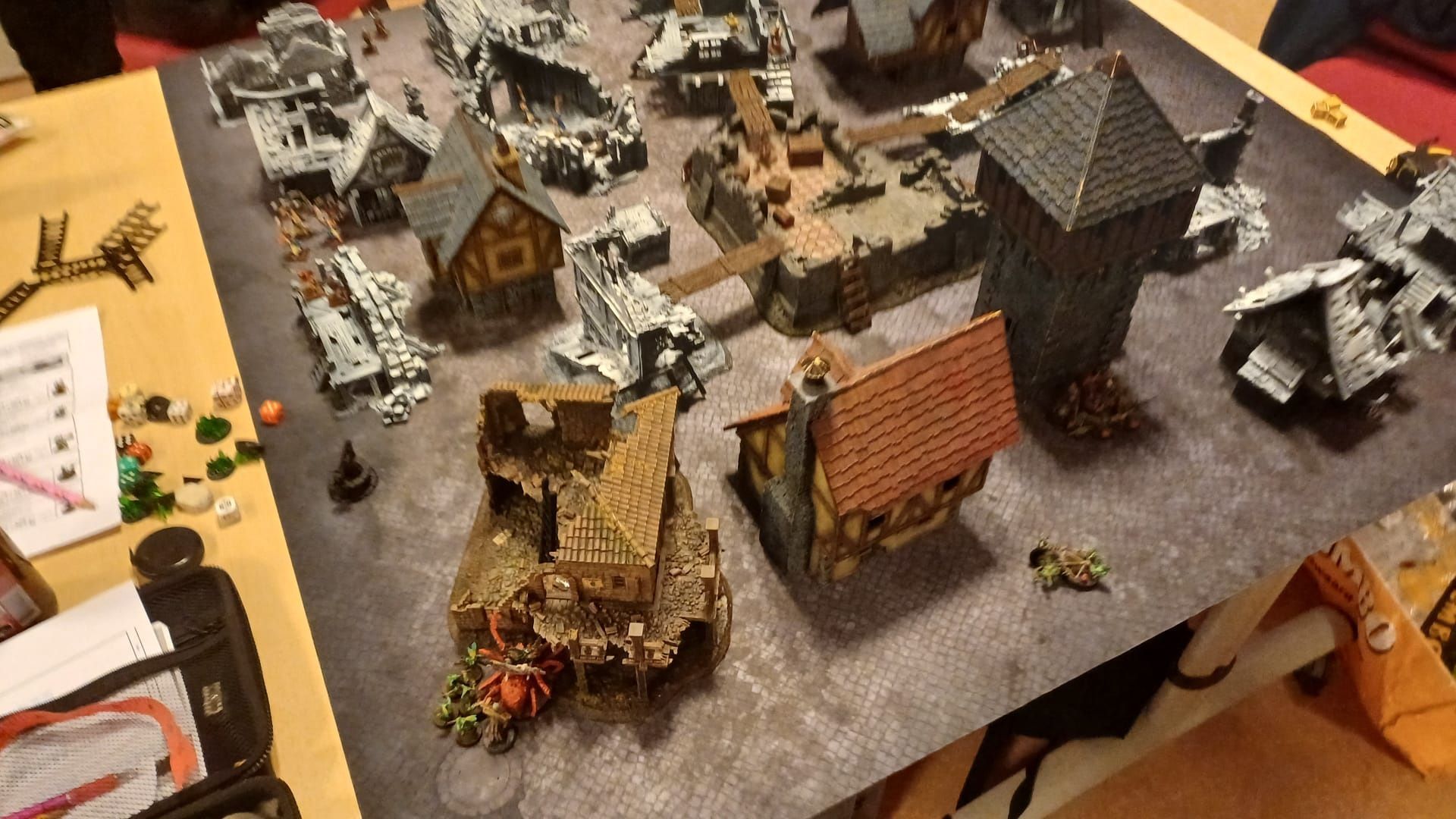 Een sfeervolle impressie van één van onze Mordheim tafels.