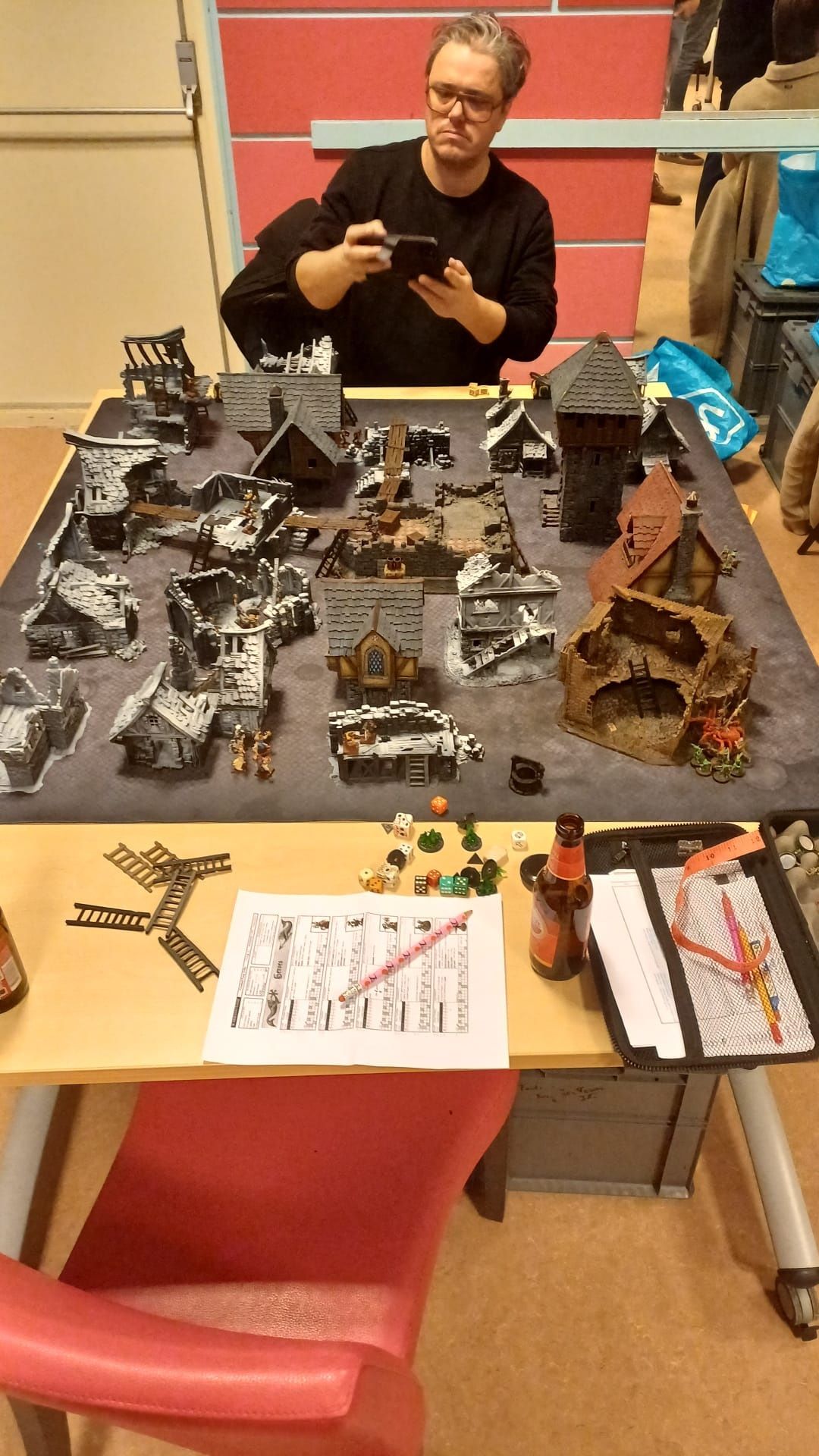 Onze verslaggever is druk bezig met het maken van foto's van de interne Mordheim krant