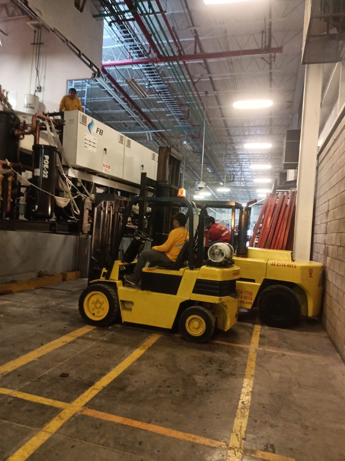 GRÚAS Y MONTACARGAS