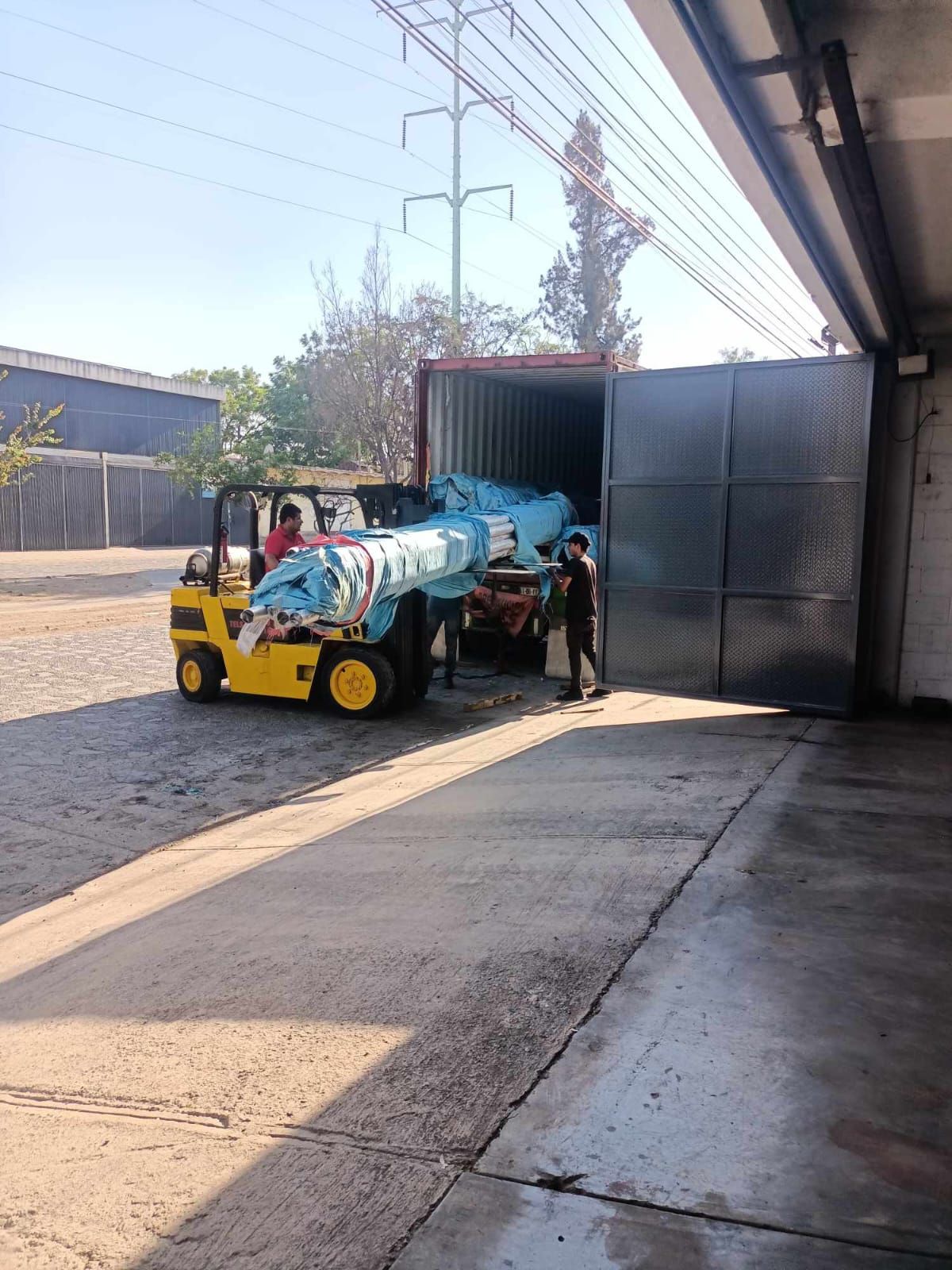 GRÚAS Y MONTACARGAS