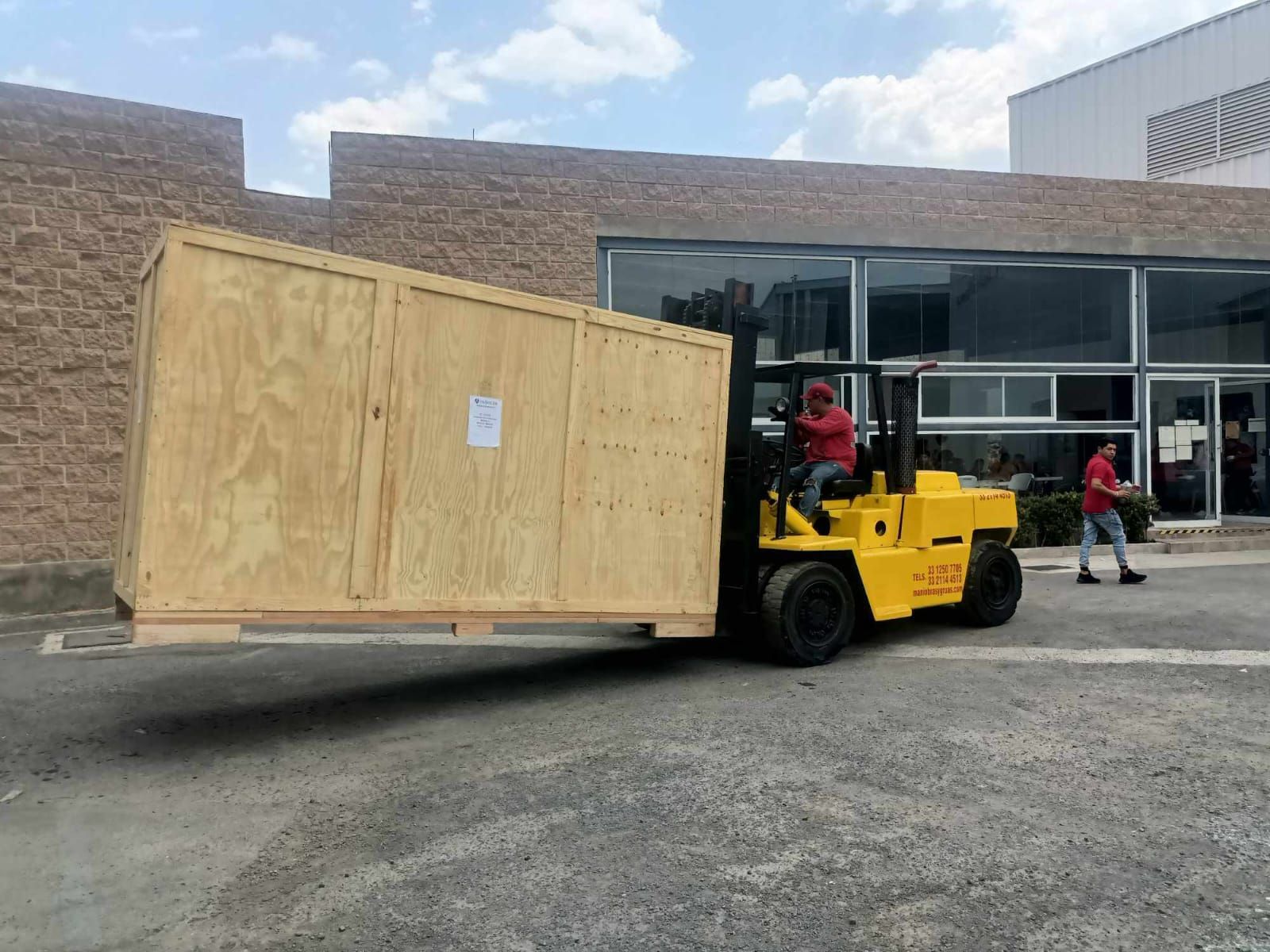 GRÚAS Y MONTACARGAS