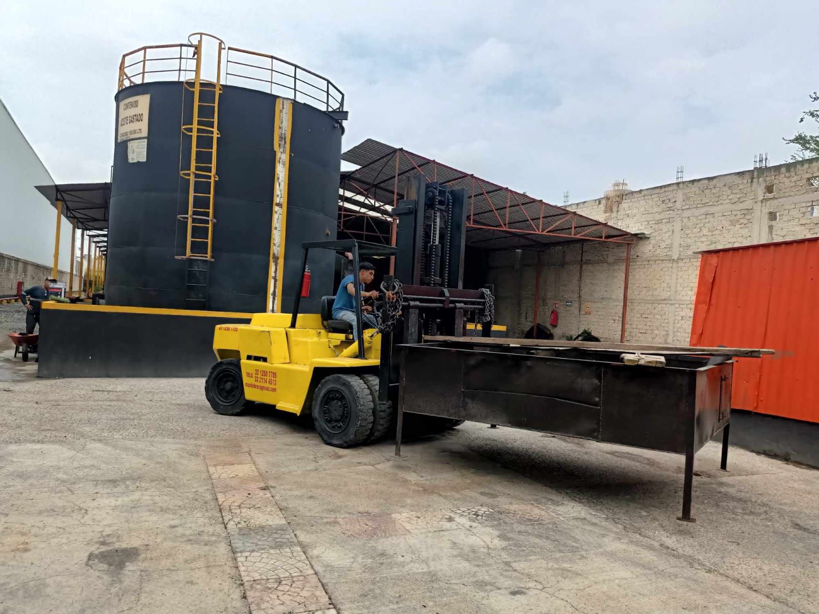 GRÚAS Y MONTACARGAS