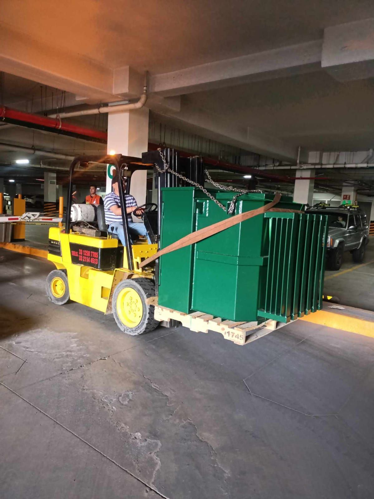 GRÚAS Y MONTACARGAS