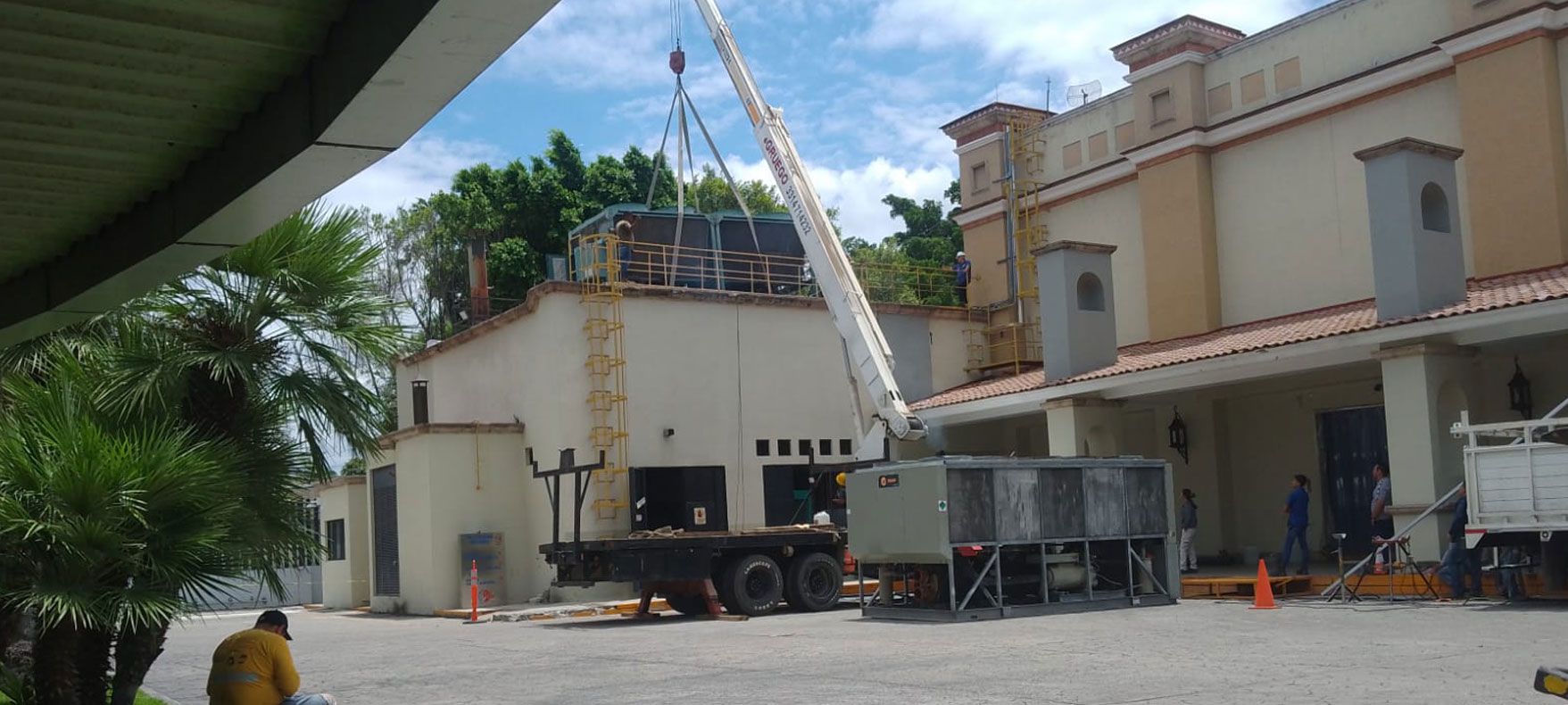 GRÚAS Y MONTACARGAS