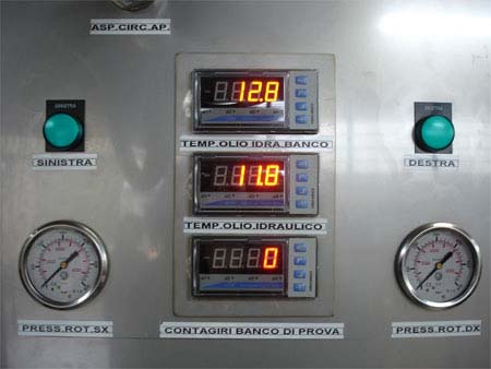 degli LCD per la temperatura dell'olio idraulico e dei manometri