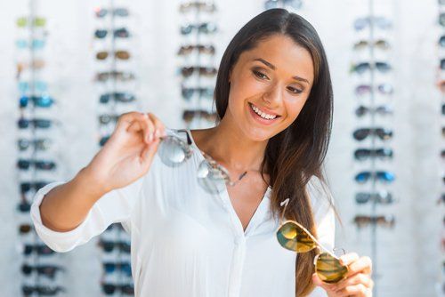 Woman selecting the best sunglasses