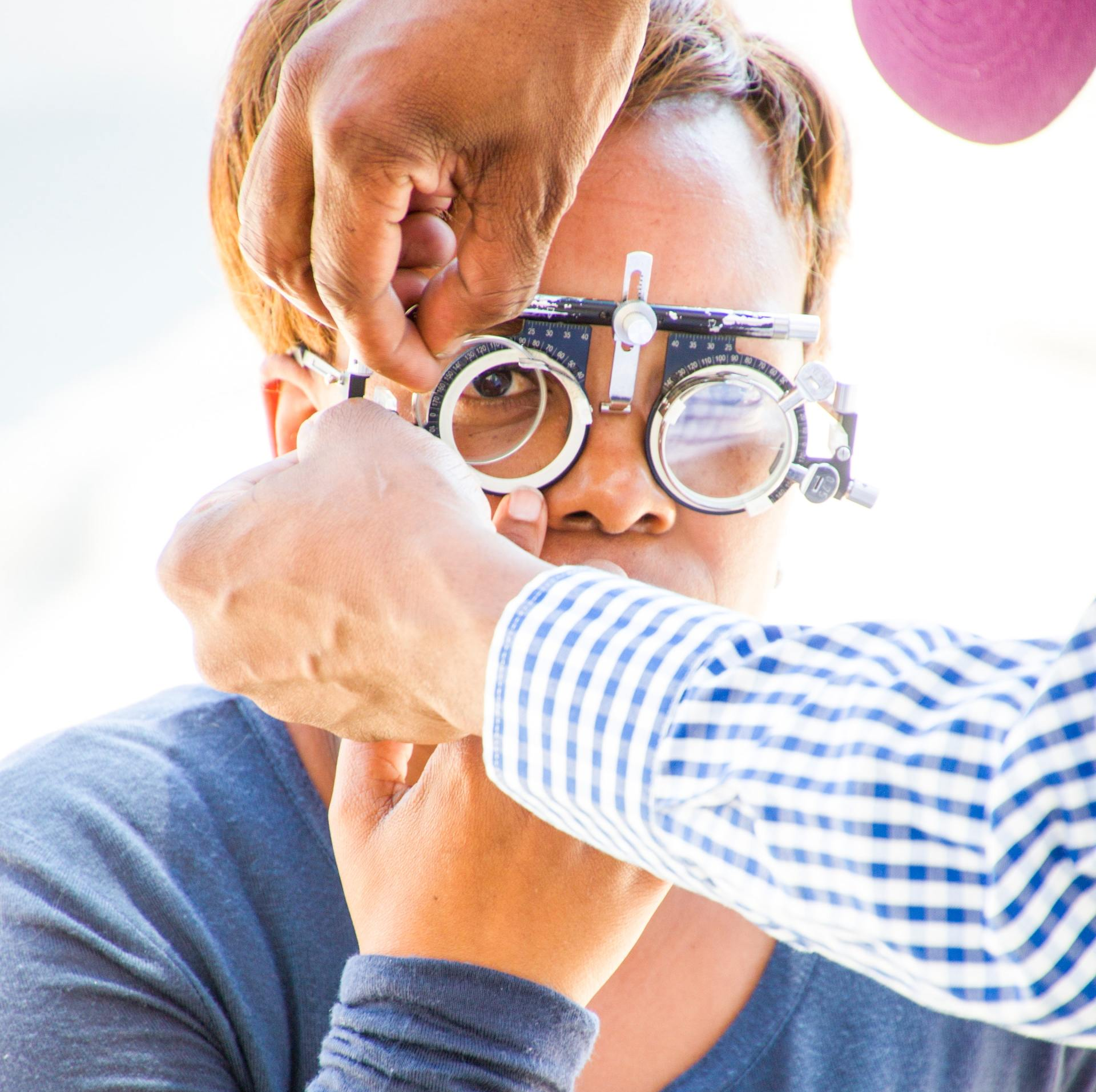 Optometrist examining the eyes of the kid