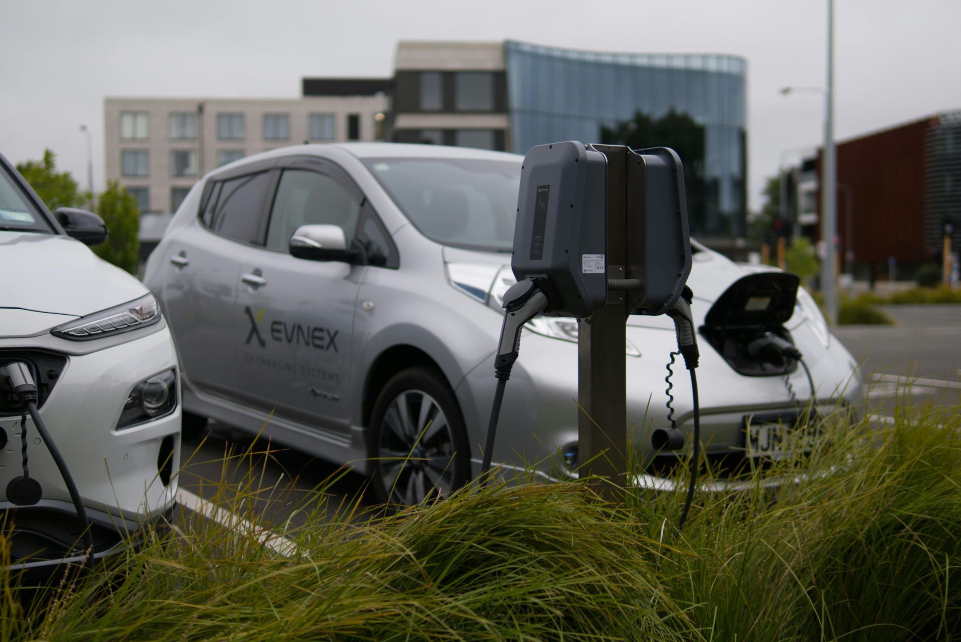 A China assumiu a liderança de vendas de carros no 1º semestre de 2024. Foram 129.933 veículos vendidos de janeiro a junho –alta de 717% ante o mesmo período do ano anterior. A quantidade representa 57,5% do total de automóveis de passageiros importados pelo Brasil no período. É também mais que o triplo (212,1%) do que a comercializada pelos argentinos (41.628 unidades). Com esse resultado, os chineses ultrapassaram a Argentina, até então o maior vendedor de carros para o Brasil.... e você o que pensa do carro chinês?
