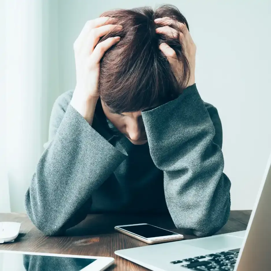 Verzweifelte Person mit gesenktem Kopf – Symbolbild für finanzielle Sorgen bei schlechter Bonität