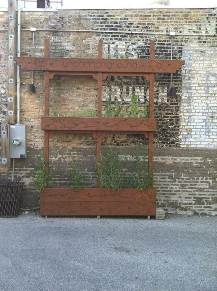 A brick wall with the word bronx painted on it