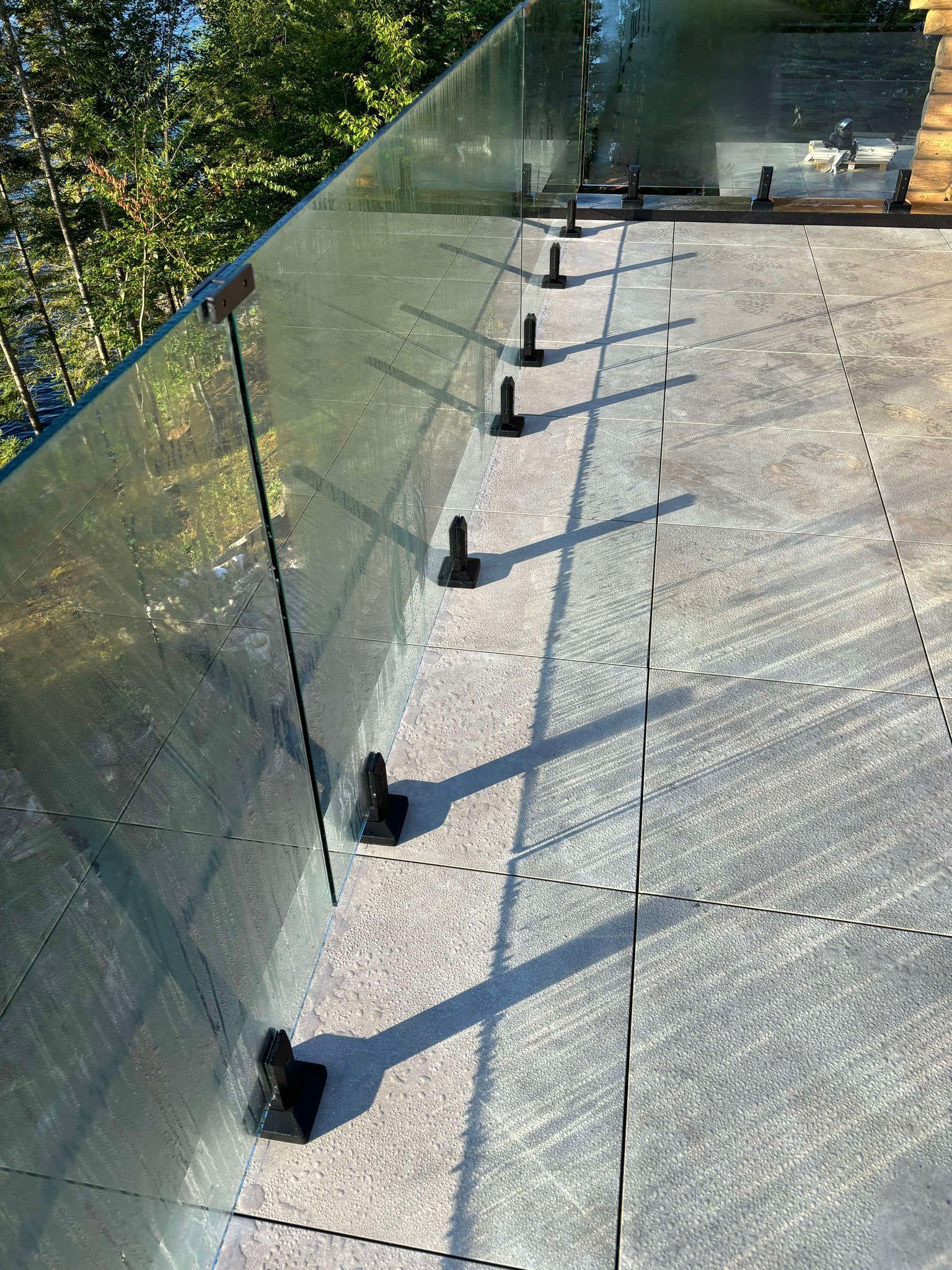 Un gros plan d'une balustrade en verre sur un balcon.