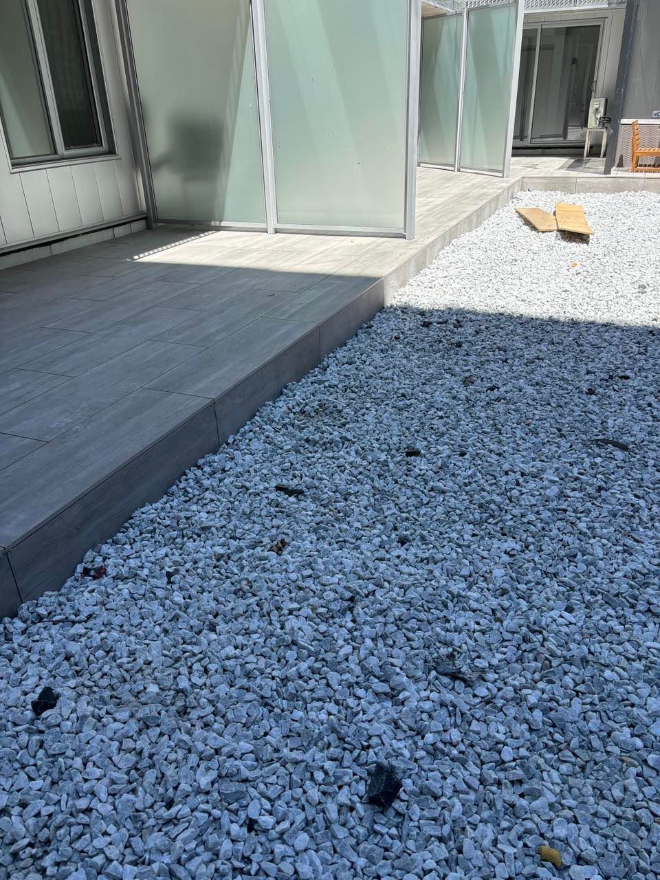 Un tas de gravier se trouve devant un bâtiment.