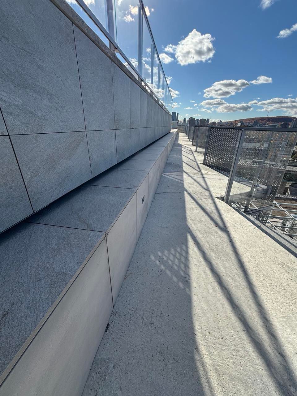 L'ombre d'une personne est projetée sur une surface en béton
