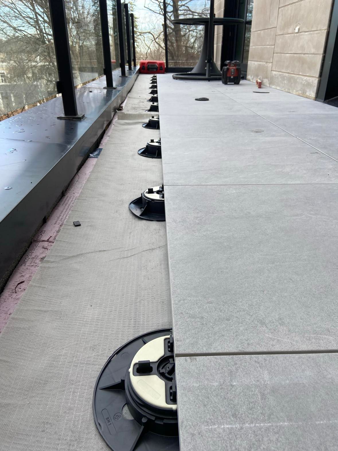 Une rangée de tuiles posées les unes sur les autres sur un balcon.