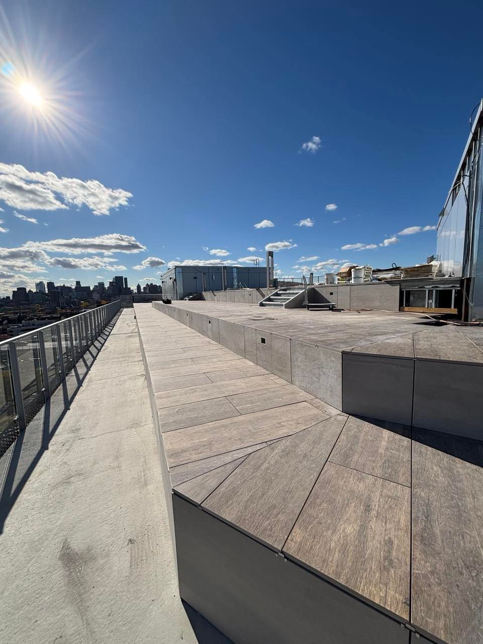 Le soleil brille fort sur le toit d'un immeuble