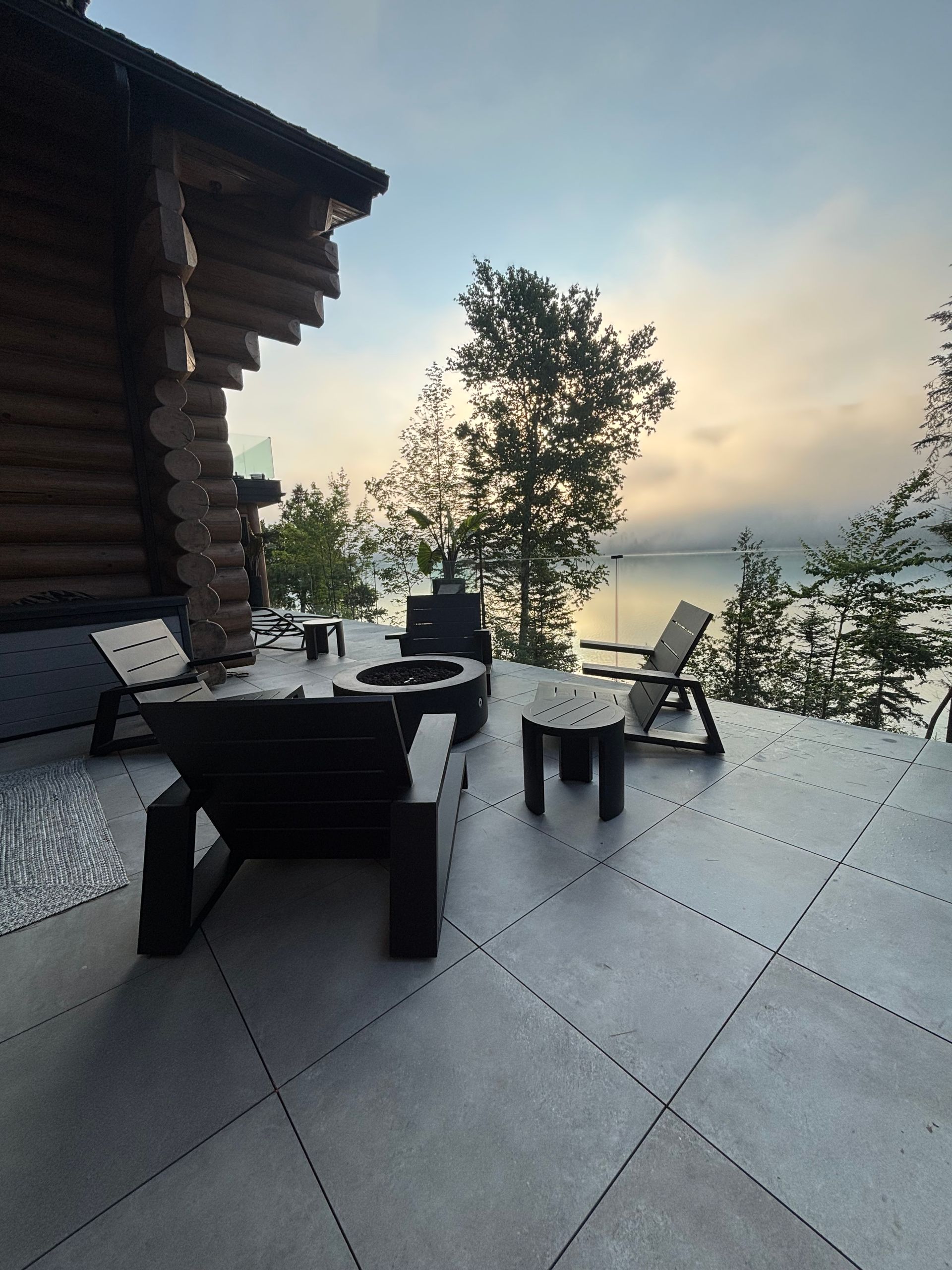 Un balcon avec un canapé et une table et une vue sur la ville.
