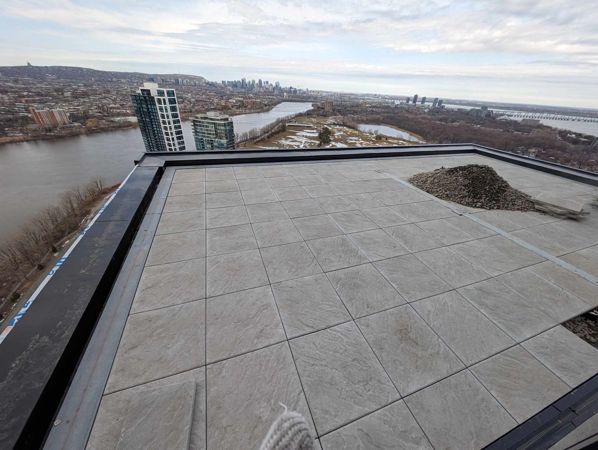 Une vue d'une ville depuis le toit d'un immeuble