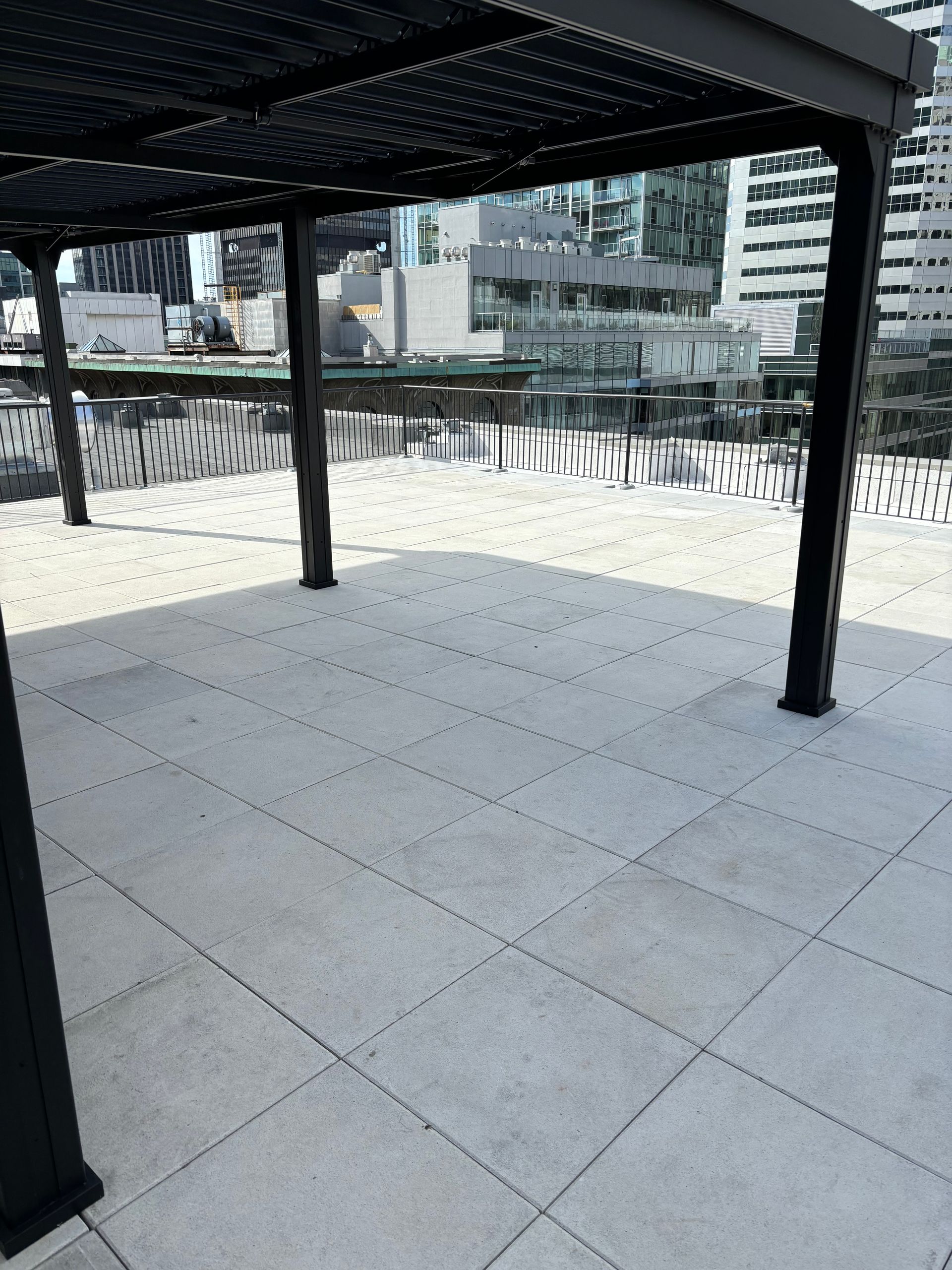 Un toit avec une pergola et une vue sur la ville