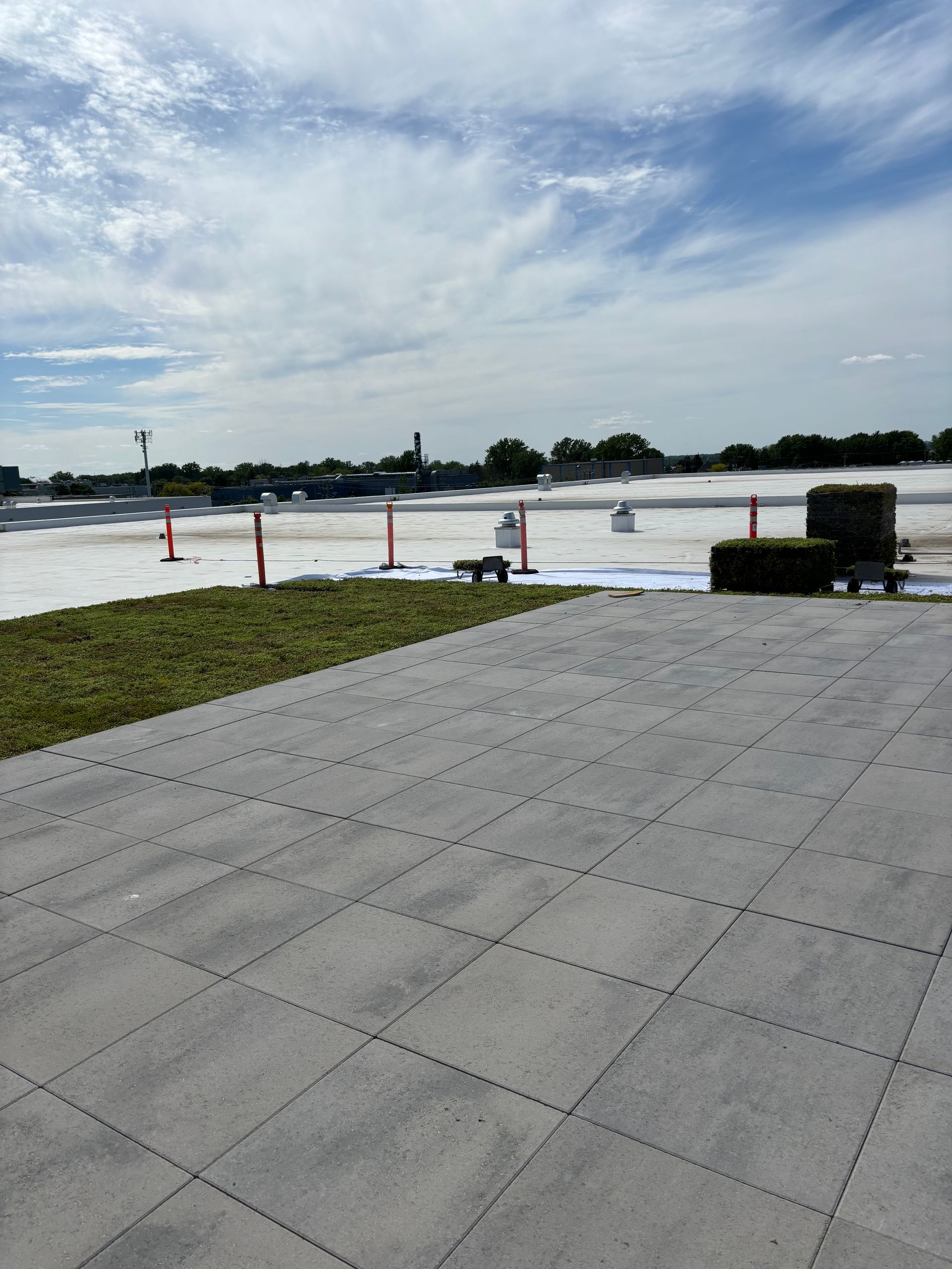 Une terrasse en béton avec vue sur un toit enneigé